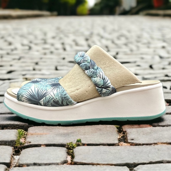 NIB Bzees New Wave Platform Wedge Slide Sandals Greenleaf 8M 38 - Picture 5 of 16